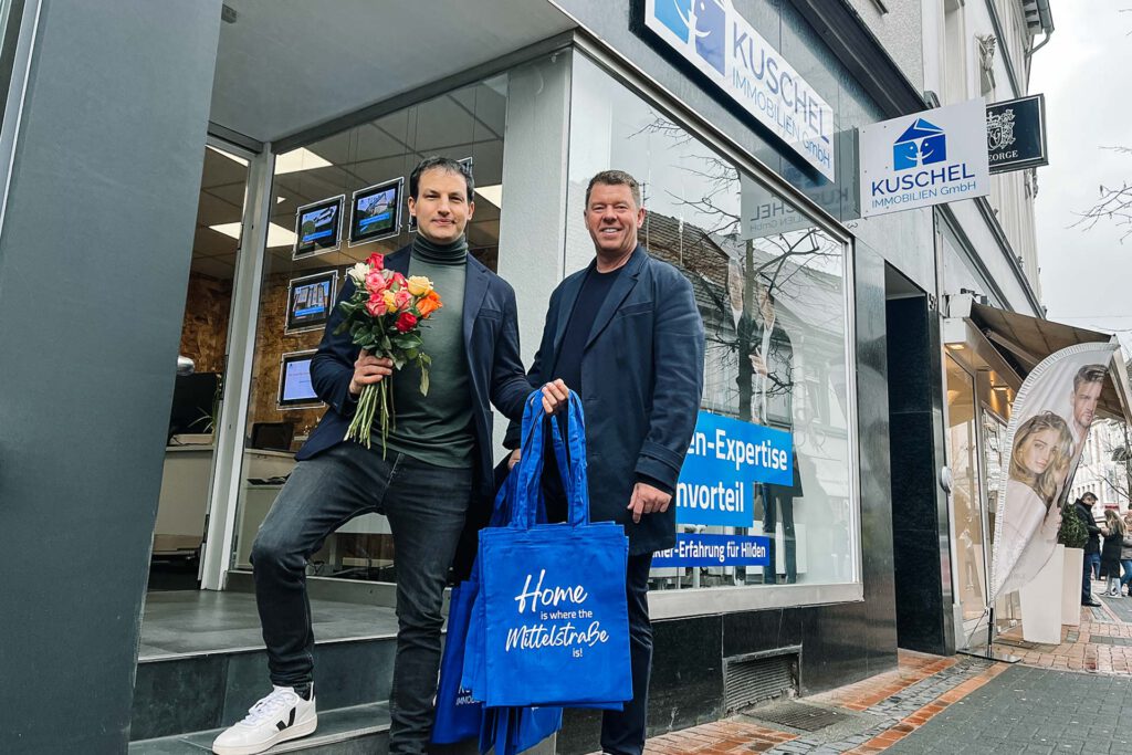 Immobilienmakler Stefan Jäger und Adriano Sinicropi vor dem neuen Ladenlokal in der Mittelstraße in Hilden