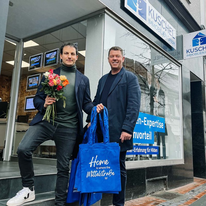 Immobilienmakler Stefan Jäger und Adriano Sinicropi vor dem neuen Ladenlokal in der Mittelstraße in Hilden