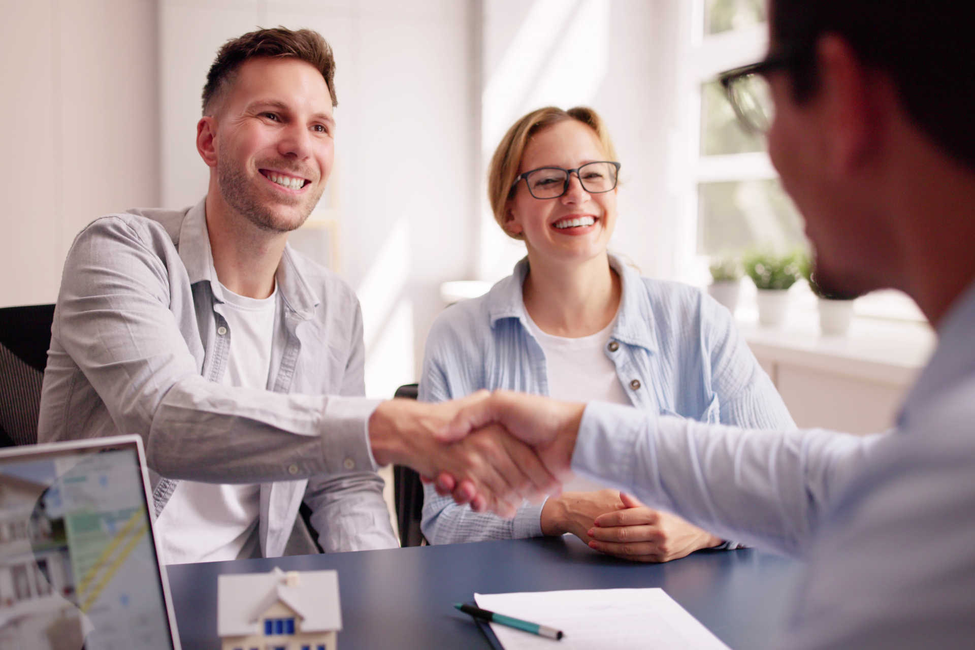 Voraussetzungen, Ablauf, Kosten: Was Sie bei der Eigentumsübertragung von Immobilien beachten müssen